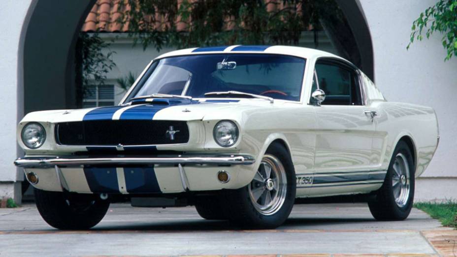 GT350 foi um dos primeiros modelos feitos pela parceria Ford-Shelby | <a href="https://beta-develop.quatrorodas.abril.com.br/noticias/carrol-shelby-morre-aos-89-anos-321336_p.shtml" target="_blank" rel="migration">Carroll Shelby morre aos 89 anos</a> | <a href="https://quatrorodas.abril.com" rel="migration"></a>