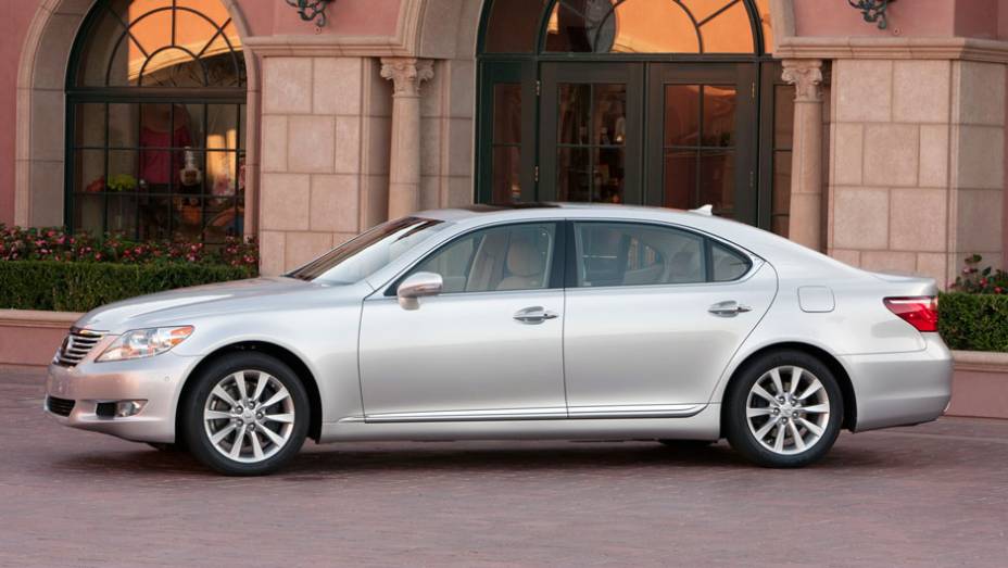 LS460 L tem 3,09 metros de entre-eixos | <a href="https://beta-develop.quatrorodas.abril.com.br/noticias/lexus-chega-oficialmente-ao-brasil-321310_p.shtml" rel="migration">Leia mais</a>