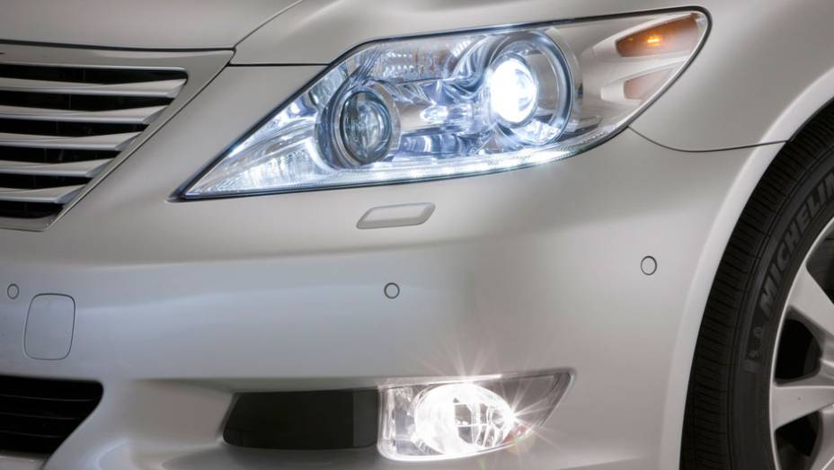 Os faróis em L com LED invadem os para-lamas | <a href="https://beta-develop.quatrorodas.abril.com.br/noticias/lexus-chega-oficialmente-ao-brasil-321310_p.shtml" rel="migration">Leia mais</a>