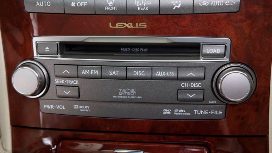 CD Player também toca DVD | <a href="https://beta-develop.quatrorodas.abril.com.br/noticias/lexus-chega-oficialmente-ao-brasil-321310_p.shtml" rel="migration">Leia mais</a>