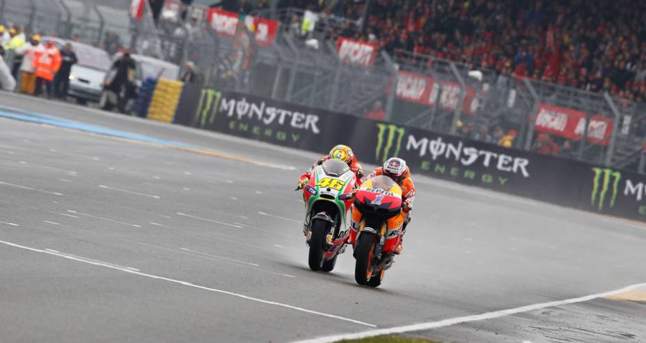 Casey Stoner e Valentino Rossi, uma disputa que não se via há tempos Casey Stoner e Valentino Rossi, uma disputa que não se via há tempos