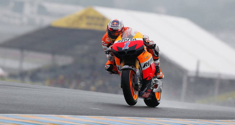 Casey Stoner fica em terceiro e perde liderança no Mundial Casey Stoner fica em terceiro e perde liderança no Mundial