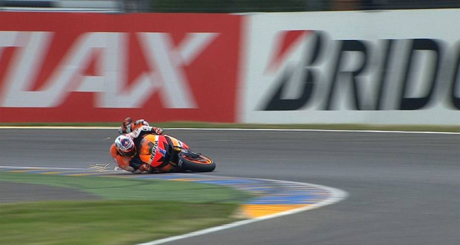 Casey Stoner sofre queda nos treinos de sábado Casey Stoner sofre queda nos treinos de sábado