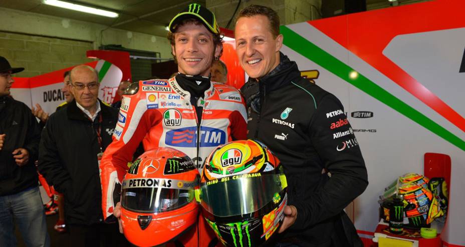 Rossi e Schumacher trocam capacetes Rossi e Schumacher trocam capacetes