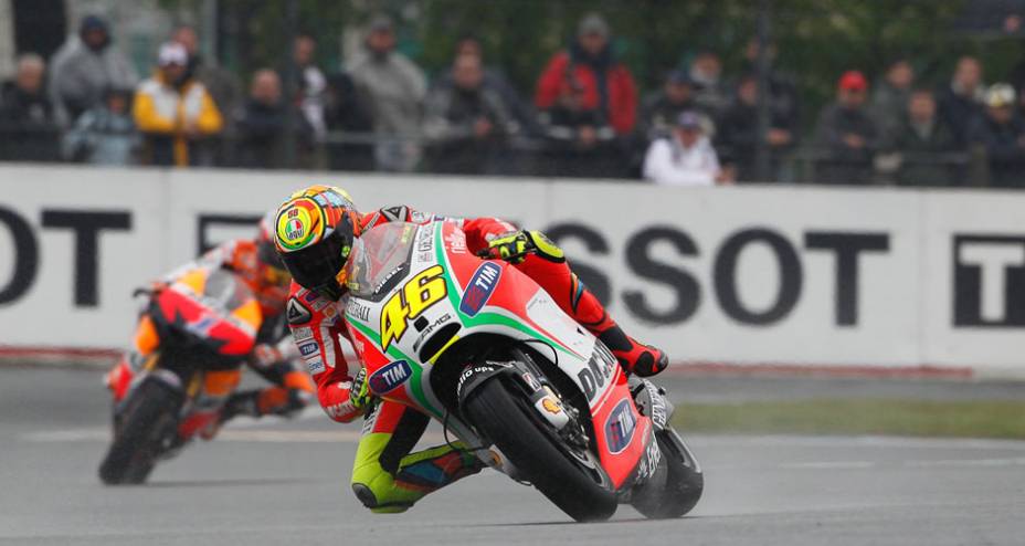 Valentino Rossi supera Stoner e termina em 2º Valentino Rossi supera Stoner e termina em 2º