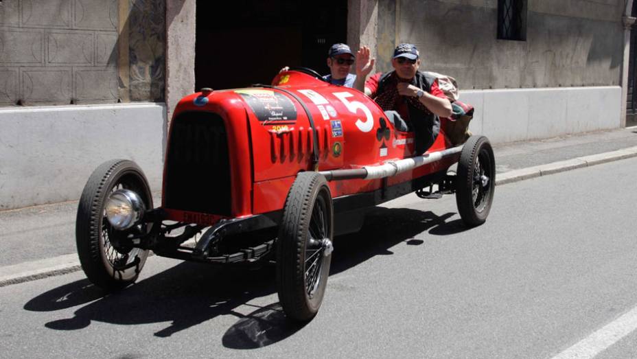 Carros de corrida que poderiam estar em museus s&atilde;o colocados &agrave; prova na Mille Miglia