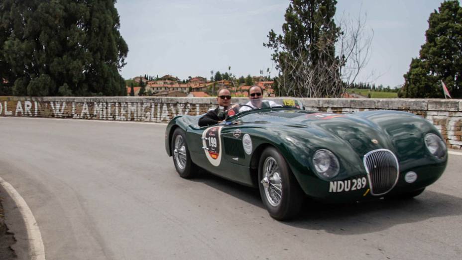 O lindo Jaguar C-Type desfila sua impon&ecirc;ncia pelo percurso da corrida