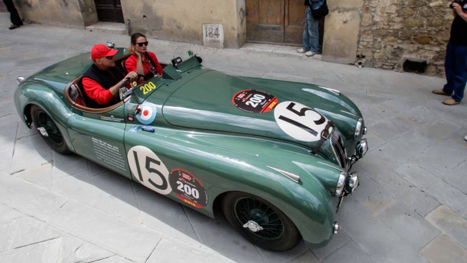 Outro Jaguar, desta vez um XK 120, chama atenção pelos vilarejos Outro Jaguar, desta vez um XK 120, chama atenção pelos vilarejos
