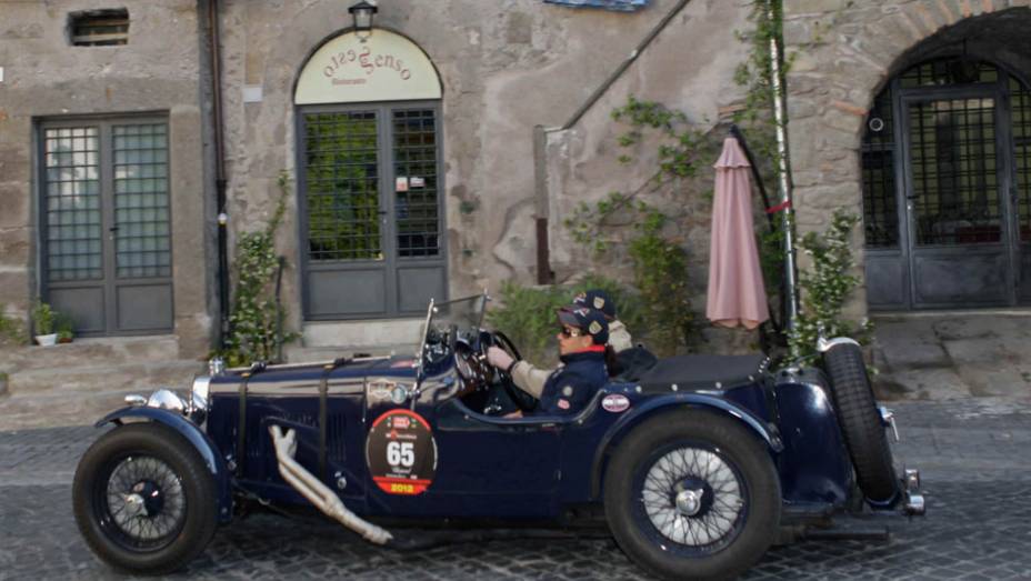At&eacute; a Aston Martin marcou presen&ccedil;a na Mille Miglia, com ve&iacute;culos como este belo Le Mans 1933