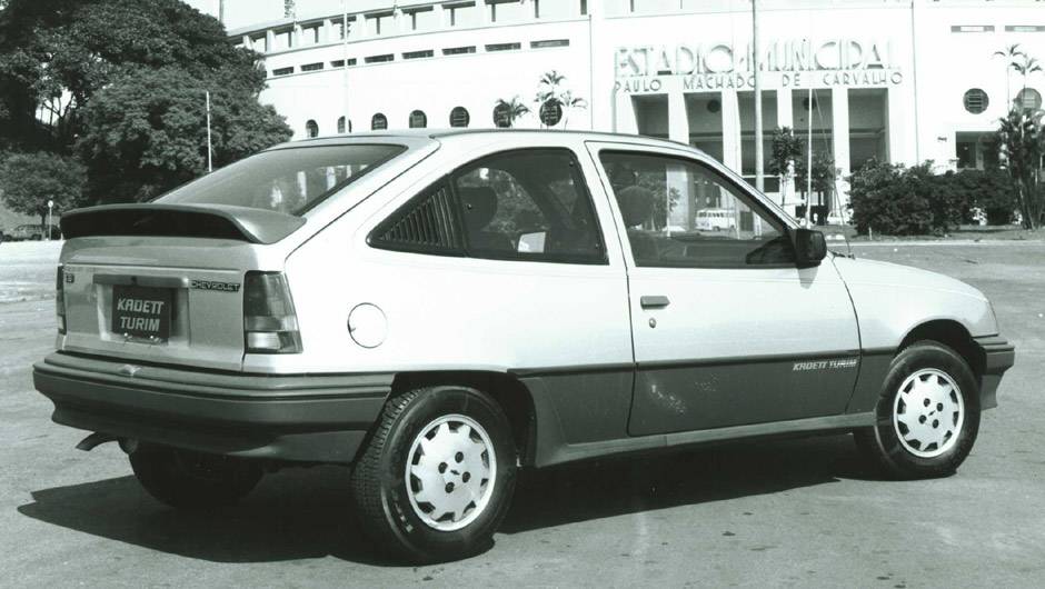 Chevrolet Kadett Turim (1990): a ausência de uma versão comemorativa na Copa de 1986 foi compensada por este Kadett, que deu um tempero mais esportivo ao carro com os apliques laterais em preto fosco e os bancos Recaro Chevrolet Kadett Turim (1990): a ausência de uma versão comemorativa na Copa de 1986 foi compensada por este Kadett, que deu um tempero mais esportivo ao carro com os apliques laterais em preto fosco e os bancos Recaro
