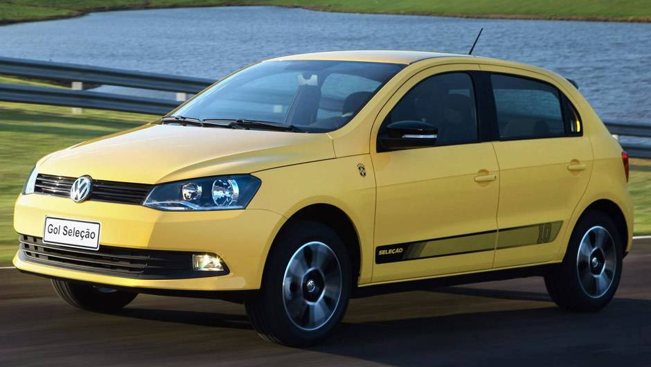 VW Gol, Voyage e Fox Seleção (2014): agora mais democrática, a série tem motores 1.0 e 1.6 e câmbios manual ou automatizado; por dentro, há bancos com revestimento inspirado nos gomos de uma bola e detalhes em amarelo VW Gol, Voyage e Fox Seleção (2014): agora mais democrática, a série tem motores 1.0 e 1.6 e câmbios manual ou automatizado; por dentro, há bancos com revestimento inspirado nos gomos de uma bola e detalhes em amarelo