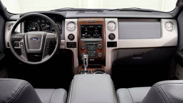 Acabamento tem novos apliques em madeira | <a href="https://beta-develop.quatrorodas.abril.com.br/noticias/ford-f-150-chega-linha-2013-322561_p.shtml" target="_blank" rel="migration">Leia mais</a> Acabamento tem novos apliques em madeira | <a href="https://beta-develop.quatrorodas.abril.com.br/noticias/ford-f-150-chega-linha-2013-322561_p.shtml" target="_blank" rel="migration">Leia mais</a>