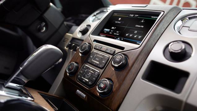 Tela LCD controla a central multimídia | <a href="https://beta-develop.quatrorodas.abril.com.br/noticias/ford-f-150-chega-linha-2013-322561_p.shtml" target="_blank" rel="migration">Leia mais</a> Tela LCD controla a central multimídia | <a href="https://beta-develop.quatrorodas.abril.com.br/noticias/ford-f-150-chega-linha-2013-322561_p.shtml" target="_blank" rel="migration">Leia mais</a>