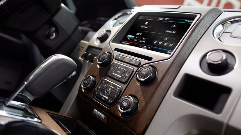 Tela LCD controla a central multimídia | <a href="https://beta-develop.quatrorodas.abril.com.br/noticias/ford-f-150-chega-linha-2013-322561_p.shtml" target="_blank" rel="migration">Leia mais</a> Tela LCD controla a central multimídia | <a href="https://beta-develop.quatrorodas.abril.com.br/noticias/ford-f-150-chega-linha-2013-322561_p.shtml" target="_blank" rel="migration">Leia mais</a>