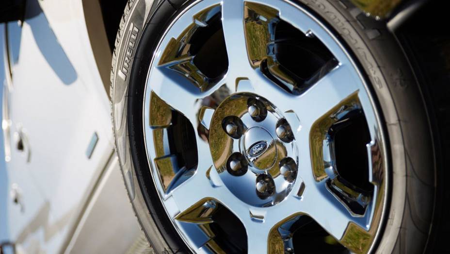 Rodas de liga leve têm novo desenho | <a href="https://beta-develop.quatrorodas.abril.com.br/noticias/ford-f-150-chega-linha-2013-322561_p.shtml" target="_blank" rel="migration">Leia mais</a> Rodas de liga leve têm novo desenho | <a href="https://beta-develop.quatrorodas.abril.com.br/noticias/ford-f-150-chega-linha-2013-322561_p.shtml" target="_blank" rel="migration">Leia mais</a>
