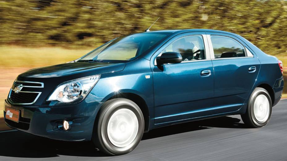 Apesar da cara de Agile, o sedã não deriva do hatch | <a href="https://beta-develop.quatrorodas.abril.com.br/carros/comparativos/chevrolet-cobalt-x-fiat-grand-siena-x-nissan-versa-687466.shtml" target="_blank" rel="migration">Leia mais</a>