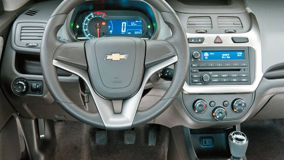 Visual interno causa boa impressão de modernidade | <a href="https://beta-develop.quatrorodas.abril.com.br/carros/comparativos/chevrolet-cobalt-x-fiat-grand-siena-x-nissan-versa-687466.shtml" target="_blank" rel="migration">Leia mais</a>