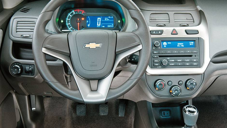 Visual interno causa boa impressão de modernidade | <a href="https://beta-develop.quatrorodas.abril.com.br/carros/comparativos/chevrolet-cobalt-x-fiat-grand-siena-x-nissan-versa-687466.shtml" target="_blank" rel="migration">Leia mais</a> Visual interno causa boa impressão de modernidade | <a href="https://beta-develop.quatrorodas.abril.com.br/carros/comparativos/chevrolet-cobalt-x-fiat-grand-siena-x-nissan-versa-687466.shtml" target="_blank" rel="migration">Leia mais</a>