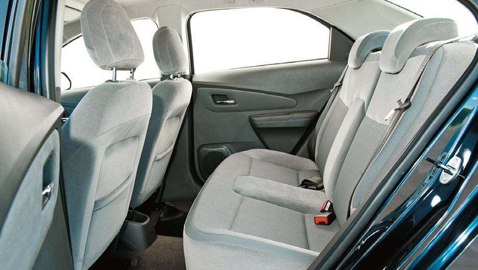 Falta cinto de tr&ecirc;s pontos e apoio de cabe&ccedil;a no Chevrolet | <a href="https://beta-develop.quatrorodas.abril.com.br/carros/comparativos/chevrolet-cobalt-x-fiat-grand-siena-x-nissan-versa-687466.shtml" target="_blank" rel="migration">Leia mais</a>