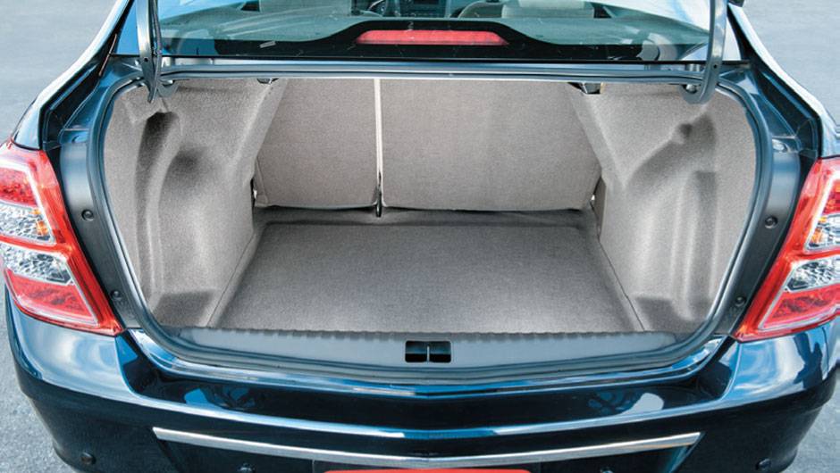 Dobradi&ccedil;as em arcos n&atilde;o esbarram em malas grandes | <a href="https://beta-develop.quatrorodas.abril.com.br/carros/comparativos/chevrolet-cobalt-x-fiat-grand-siena-x-nissan-versa-687466.shtml" target="_blank" rel="migration">Leia mais</a>