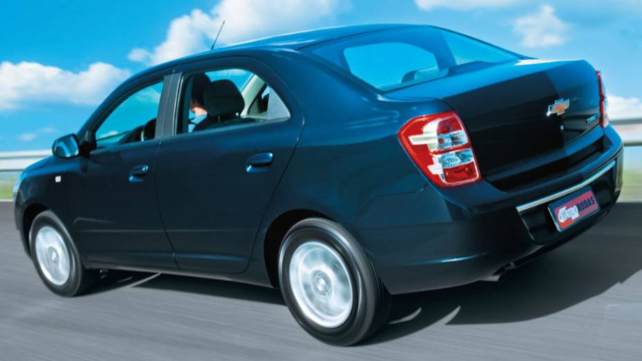 Tampa elevada prejudica a visibilidade traseira do Cobalt | <a href="https://beta-develop.quatrorodas.abril.com.br/carros/comparativos/chevrolet-cobalt-x-fiat-grand-siena-x-nissan-versa-687466.shtml" target="_blank" rel="migration">Leia mais</a>