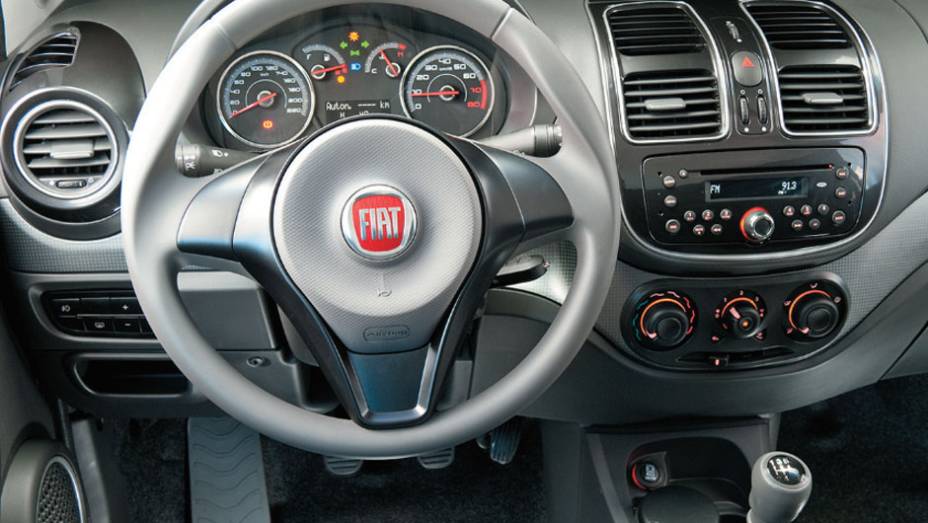 Seis saídas de ar no painel são o diferencial do Fiat | <a href="https://beta-develop.quatrorodas.abril.com.br/carros/comparativos/chevrolet-cobalt-x-fiat-grand-siena-x-nissan-versa-687466.shtml" target="_blank" rel="migration">Leia mais</a>