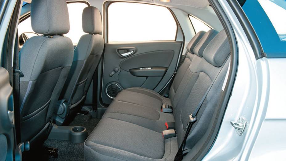 Assento do meio tem apoio de cabeça e cinto abdominal | <a href="https://beta-develop.quatrorodas.abril.com.br/carros/comparativos/chevrolet-cobalt-x-fiat-grand-siena-x-nissan-versa-687466.shtml" target="_blank" rel="migration">Leia mais</a>