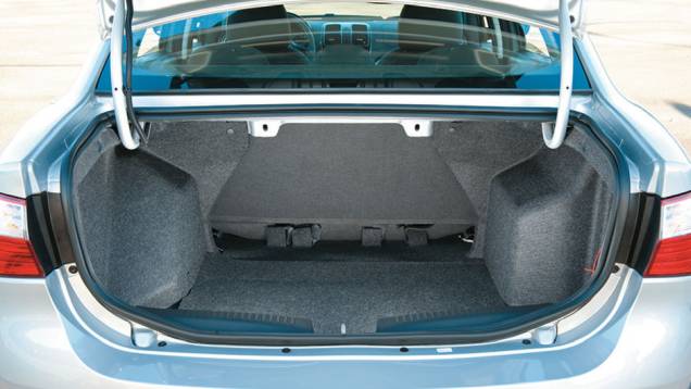 Maleiro de 520 litros é adequado. Tampa não tem forração | <a href="https://beta-develop.quatrorodas.abril.com.br/carros/comparativos/chevrolet-cobalt-x-fiat-grand-siena-x-nissan-versa-687466.shtml" target="_blank" rel="migration">Leia mais</a> Maleiro de 520 litros é adequado. Tampa não tem forração | <a href="https://beta-develop.quatrorodas.abril.com.br/carros/comparativos/chevrolet-cobalt-x-fiat-grand-siena-x-nissan-versa-687466.shtml" target="_blank" rel="migration">Leia mais</a>