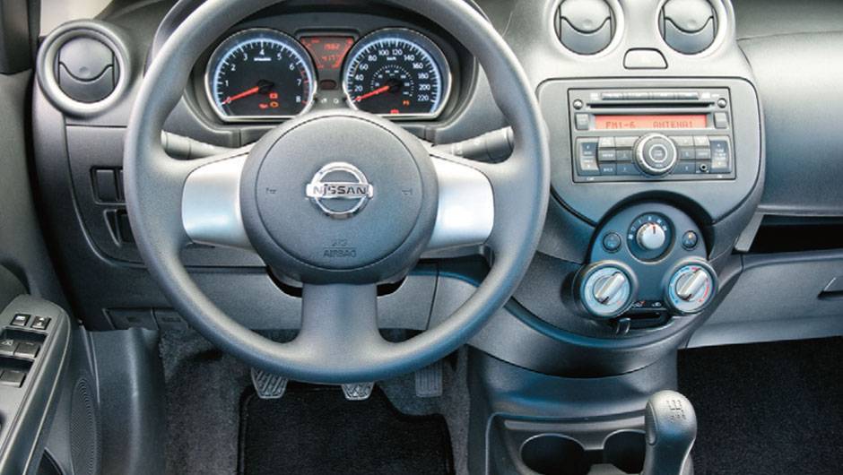 Sed&atilde; produzido no M&eacute;xico &eacute; o &uacute;nico com dire&ccedil;&atilde;o el&eacute;trica | <a href="https://beta-develop.quatrorodas.abril.com.br/carros/comparativos/chevrolet-cobalt-x-fiat-grand-siena-x-nissan-versa-687466.shtml" target="_blank" rel="migration">Leia mais</a>