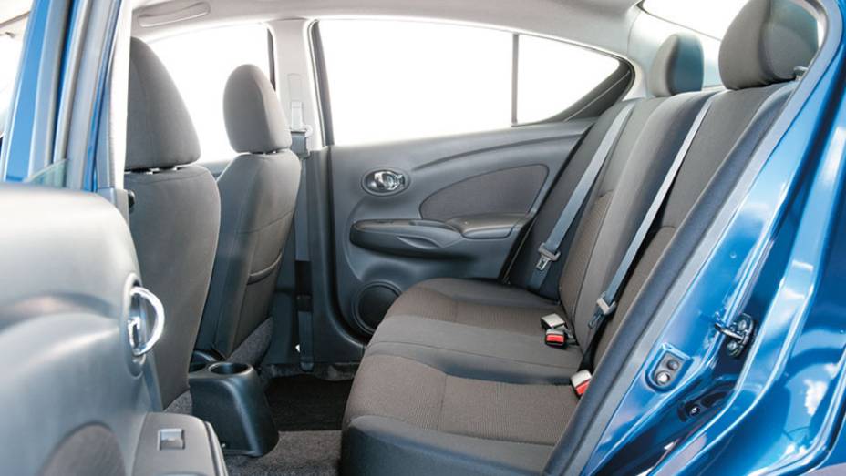 Espaço nos bancos traseiros chega a ser exagerado | <a href="https://beta-develop.quatrorodas.abril.com.br/carros/comparativos/chevrolet-cobalt-x-fiat-grand-siena-x-nissan-versa-687466.shtml" target="_blank" rel="migration">Leia mais</a>