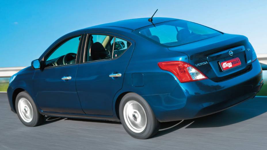Versa possui alavanca interna para abrir a tampa do bagageiro | <a href="https://beta-develop.quatrorodas.abril.com.br/carros/comparativos/chevrolet-cobalt-x-fiat-grand-siena-x-nissan-versa-687466.shtml" target="_blank" rel="migration">Leia mais</a>