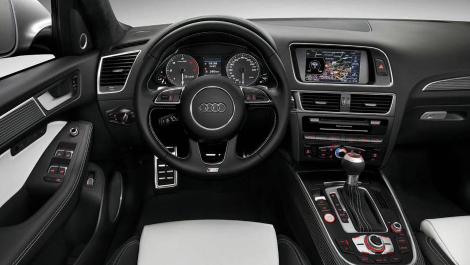 Interior teve poucas mudan&ccedil;as | <a href="https://beta-develop.quatrorodas.abril.com.br/noticias/audi-mostra-sq5-tdi-versao-esportiva-q5-323175_p.shtml" rel="migration">Leia mais</a>