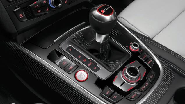 Transmissão é automática de oito velocidades | <a href="https://beta-develop.quatrorodas.abril.com.br/noticias/audi-mostra-sq5-tdi-versao-esportiva-q5-323175_p.shtml" rel="migration">Leia mais</a> Transmissão é automática de oito velocidades | <a href="https://beta-develop.quatrorodas.abril.com.br/noticias/audi-mostra-sq5-tdi-versao-esportiva-q5-323175_p.shtml" rel="migration">Leia mais</a>