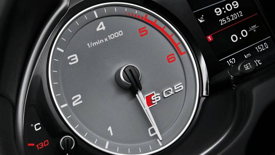 Painel de instrumentos foi revisado | <a href="https://beta-develop.quatrorodas.abril.com.br/noticias/audi-mostra-sq5-tdi-versao-esportiva-q5-323175_p.shtml" rel="migration">Leia mais</a>