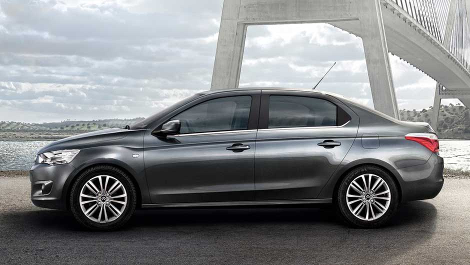 Embora seja praticamente um clone do 301, o C-Elys&eacute;e tem o DNA da Citro&euml;n | <a href="https://beta-develop.quatrorodas.abril.com.br/noticias/citroen-lanca-sedas-c4-l-c-elysee-323407_p.shtml" rel="migration">Leia mais</a>