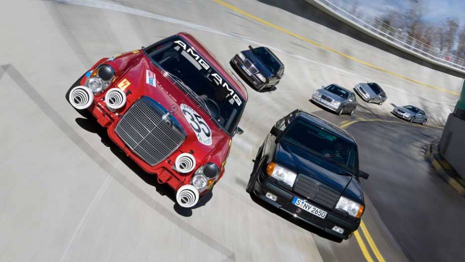 O primeiro mito da AMG foi o 300 SEL conhecido como Red Pig: ele quase levou a empresa &agrave; vit&oacute;ria nas 24 Horas de Spa de 1971, levando a equipe ao segundo lugar em sua primeira participa&ccedil;&atilde;o na prova