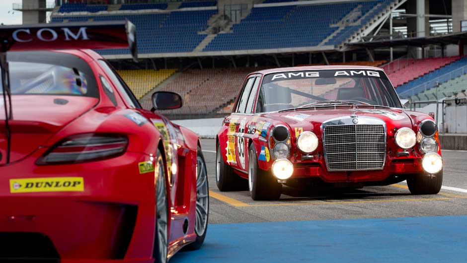 Aqui, o Red Pig aparece ao lado do Black Falcon SLS, tamb&eacute;m preparado para a corrida de Spa
