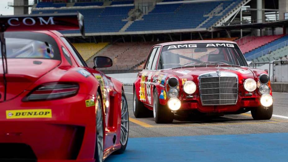 Aqui, o Red Pig aparece ao lado do Black Falcon SLS, também preparado para a corrida de Spa Aqui, o Red Pig aparece ao lado do Black Falcon SLS, também preparado para a corrida de Spa