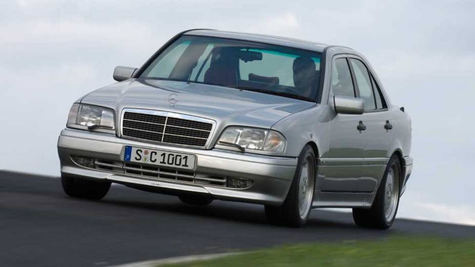 C 36 AMG: lançado em 1993, foi o primeiro carro desenvolvido pela AMG em parceria com a Mercedes-Benz C 36 AMG: lançado em 1993, foi o primeiro carro desenvolvido pela AMG em parceria com a Mercedes-Benz