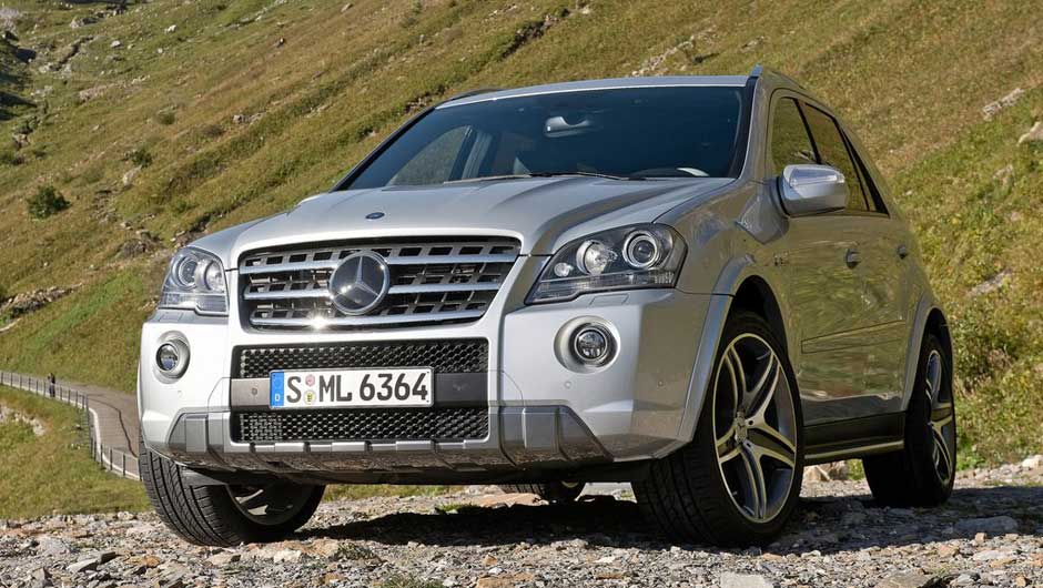 ML 63 AMG: o porte abrutalhado do SUV ganhou cara de poucos amigos com o banho de loja dado pela AMG, que inclui rodas de 20 polegadas e um novo kit aerodin&acirc;mico; a pot&ecirc;ncia gira em torno dos 510 cv