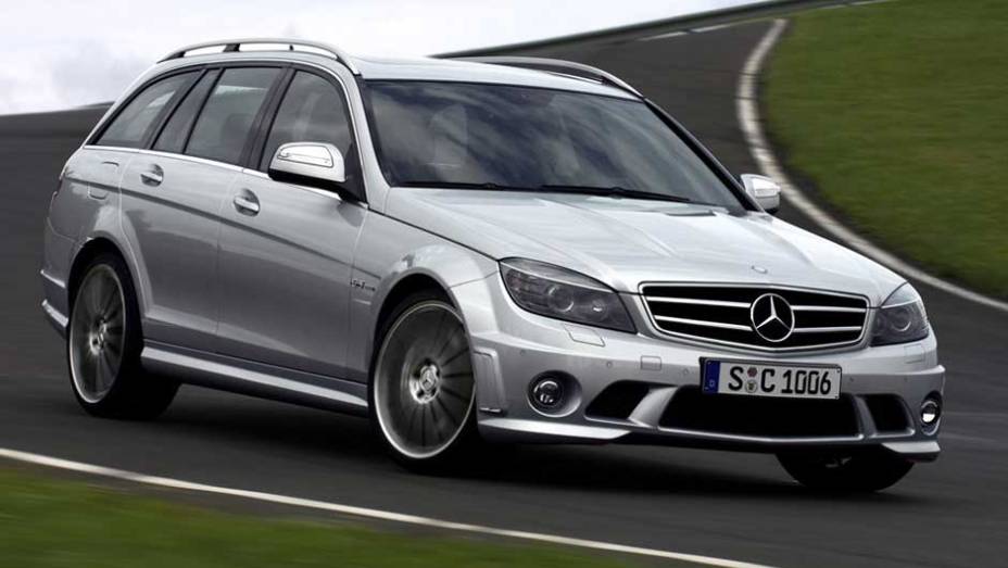 C 63 AMG: oferecido nas versões sedã e perua, encanta qualquer mortal com o motor V8 de 457 cv, que pode ser incrementada em 30 cv com um kit especial C 63 AMG: oferecido nas versões sedã e perua, encanta qualquer mortal com o motor V8 de 457 cv, que pode ser incrementada em 30 cv com um kit especial