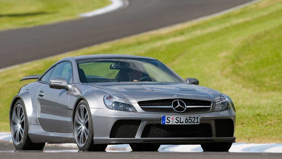 SL 65 AMG Black Series: poucas vezes se viu um carro t&atilde;o poderoso quanto este cup&ecirc;; o motor 6.0 V12 biturbo entregava 661 cv, levando-o aos 320 km/h