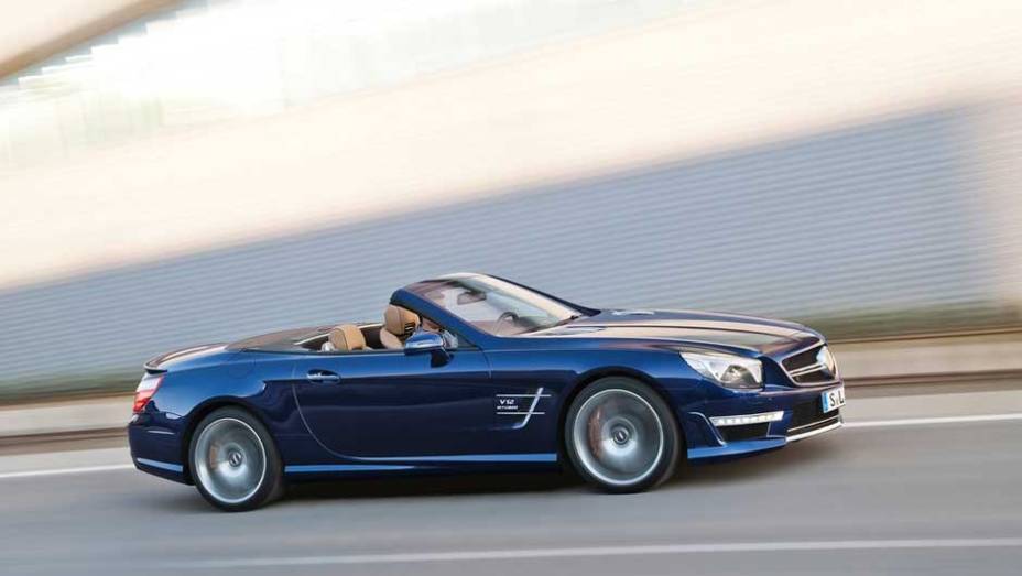 SL 65 AMG: o novíssimo roadster usa um motor 6.0 V12 de 630 cv, suficientes para levá-lo aos 200 km/h em apenas 11,8 segundos SL 65 AMG: o novíssimo roadster usa um motor 6.0 V12 de 630 cv, suficientes para levá-lo aos 200 km/h em apenas 11,8 segundos