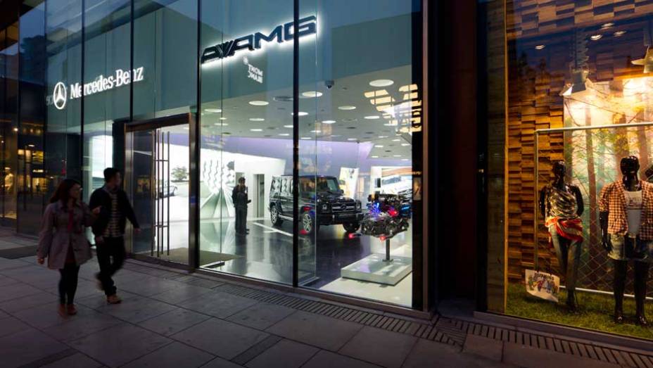 O sucesso crescente dos modelos da AMG fez a Mercedes-Benz abrir o primeiro showroom exclusivamente voltado para os carros da preparadora; localizado em Pequim, a loja fica em uma das ruas mais chiques da capital chinesa O sucesso crescente dos modelos da AMG fez a Mercedes-Benz abrir o primeiro showroom exclusivamente voltado para os carros da preparadora; localizado em Pequim, a loja fica em uma das ruas mais chiques da capital chinesa