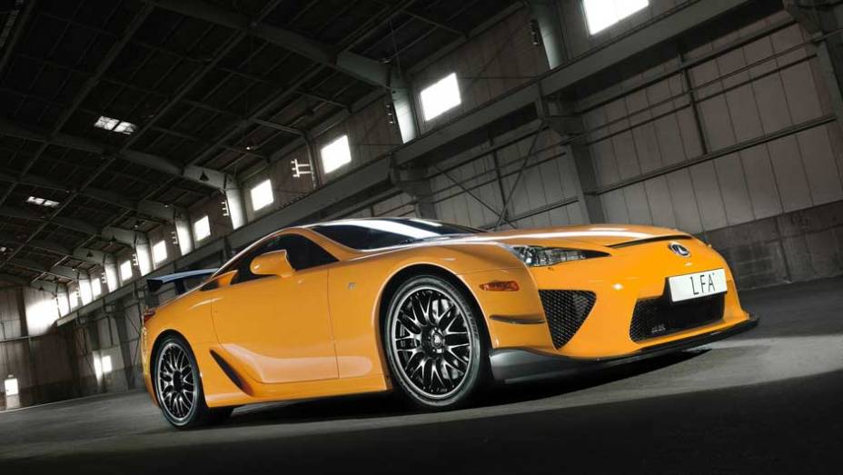 Dos 500 exemplares fabricados, 50 ter&atilde;o o kit N&uuml;rburgring, com melhorias aerodin&acirc;micas | <a href="https://beta-develop.quatrorodas.abril.com.br/salao-do-automovel/2012/carros/lexus-lfa-703969.shtml" rel="migration">Leia mais</a>