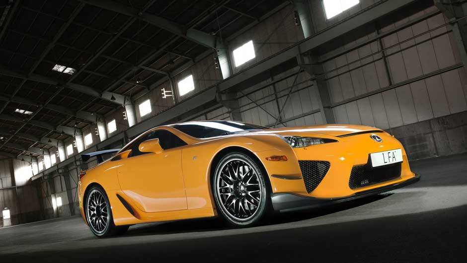Dos 500 exemplares fabricados, 50 ter&atilde;o o kit N&uuml;rburgring, com melhorias aerodin&acirc;micas | <a href="https://beta-develop.quatrorodas.abril.com.br/salao-do-automovel/2012/carros/lexus-lfa-703969.shtml" rel="migration">Leia mais</a>