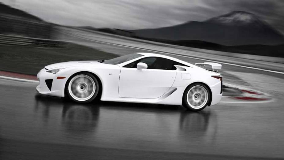 Motor 4.8 V10 produz 560 cavalos de potência e 48,9 kgfm de torque | <a href="https://beta-develop.quatrorodas.abril.com.br/salao-do-automovel/2012/carros/lexus-lfa-703969.shtml" rel="migration">Leia mais</a> Motor 4.8 V10 produz 560 cavalos de potência e 48,9 kgfm de torque | <a href="https://beta-develop.quatrorodas.abril.com.br/salao-do-automovel/2012/carros/lexus-lfa-703969.shtml" rel="migration">Leia mais</a>