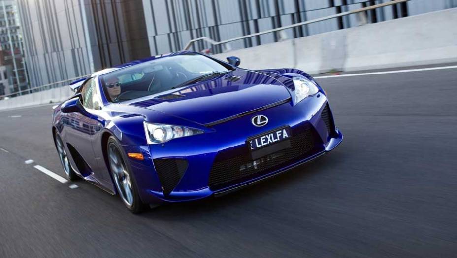 LFA custa a partir de US$ 375 mil nos Estados Unidos | <a href="https://beta-develop.quatrorodas.abril.com.br/salao-do-automovel/2012/carros/lexus-lfa-703969.shtml" rel="migration">Leia mais</a>