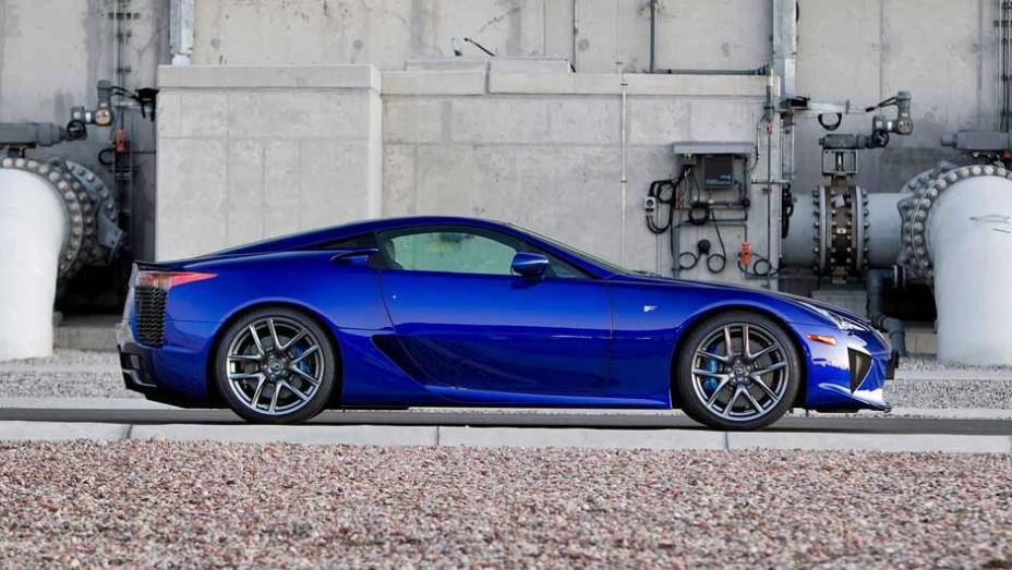 LFA é capaz de acelerar aos 100 km/h em 3s6 e atingir a velocdade máxima de 325 km/h, segundo a Lexus | <a href="https://beta-develop.quatrorodas.abril.com.br/salao-do-automovel/2012/carros/lexus-lfa-703969.shtml" rel="migration">Leia mais</a>