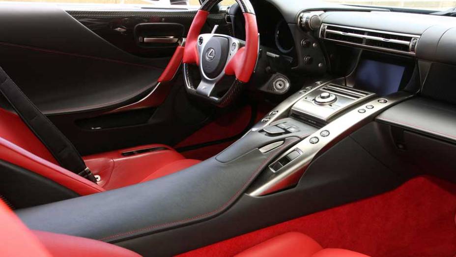 Interior do modelo pode ser customizado de acordo com o gosto do cliente | <a href="https://beta-develop.quatrorodas.abril.com.br/salao-do-automovel/2012/carros/lexus-lfa-703969.shtml" rel="migration">Leia mais</a>